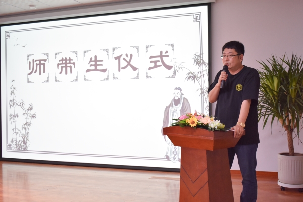 老师代表致辞.jpg